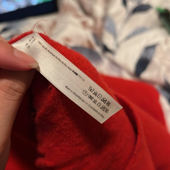 Red scarves - Picture 2 of 2